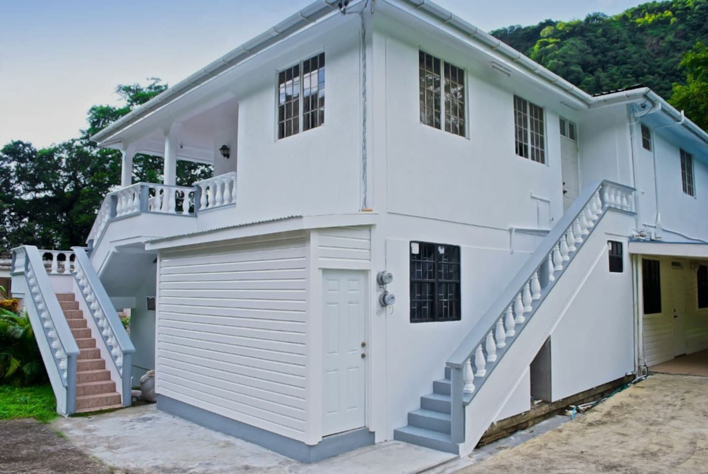 3 bedrooms, 2 baths top floor in Copthall