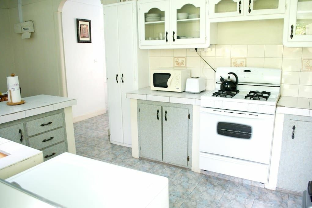 3 bedrooms, 2 baths top floor in Copthall